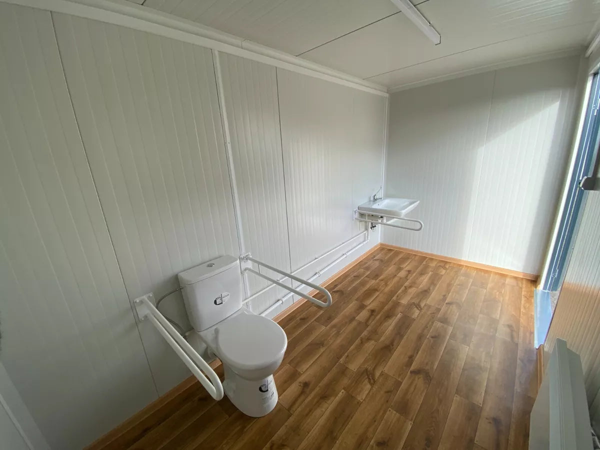 Módulo Sanitario Accesible con Rampa – WC Adaptado en Contenedor | Ref. 3907