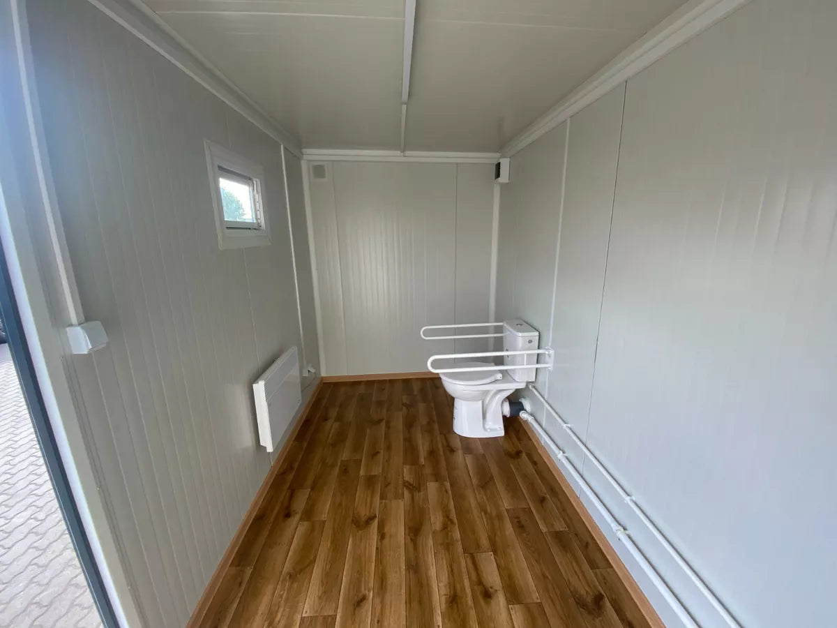 Módulo Sanitario Accesible con Rampa – WC Adaptado en Contenedor | Ref. 3907