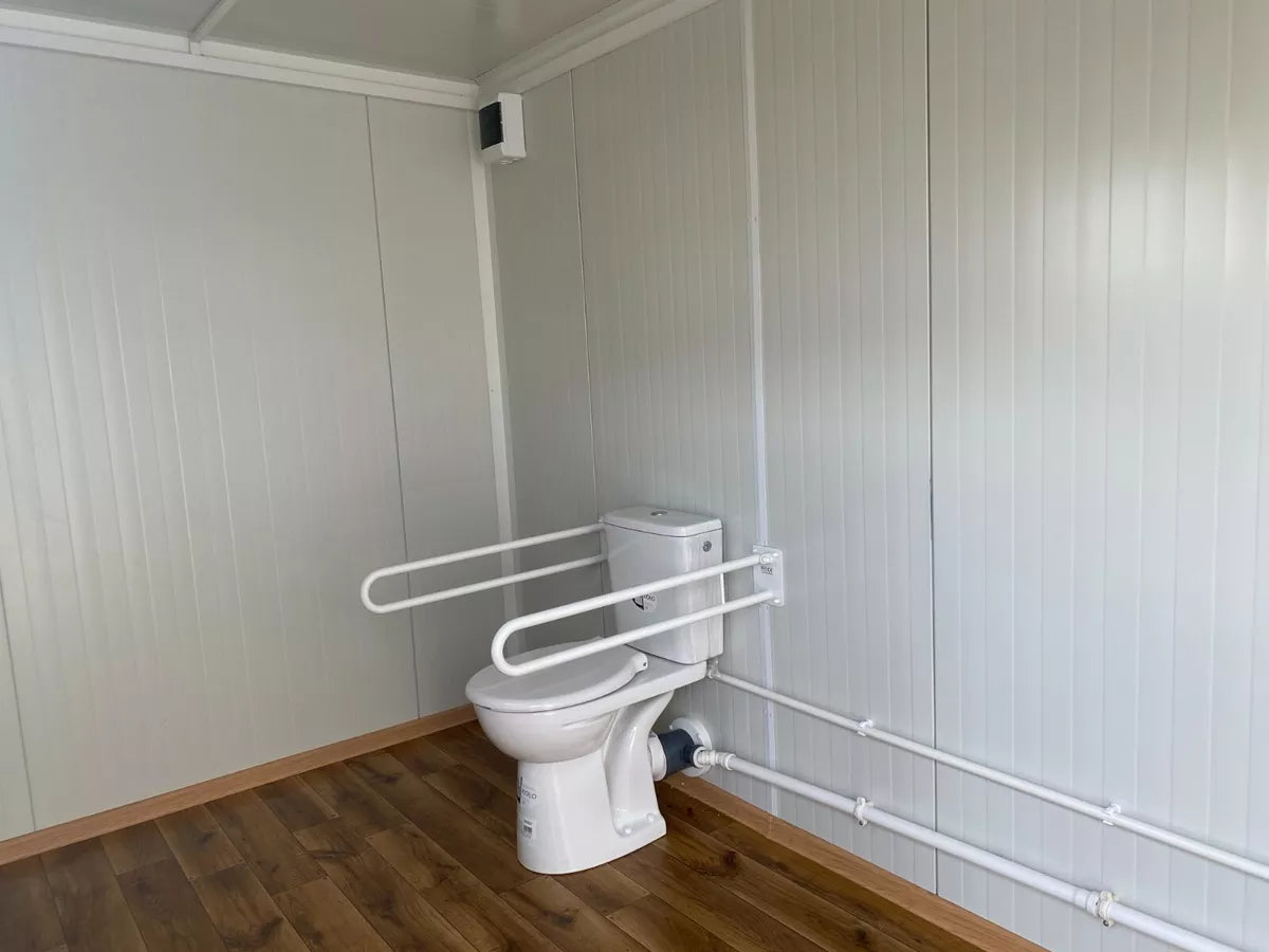 Módulo Sanitario Accesible con Rampa – WC Adaptado en Contenedor | Ref. 3907