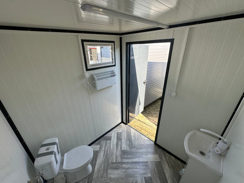 CONTENEDOR SANITARIO 2,00 x 2,00 M CON INODORO Y URINARIO