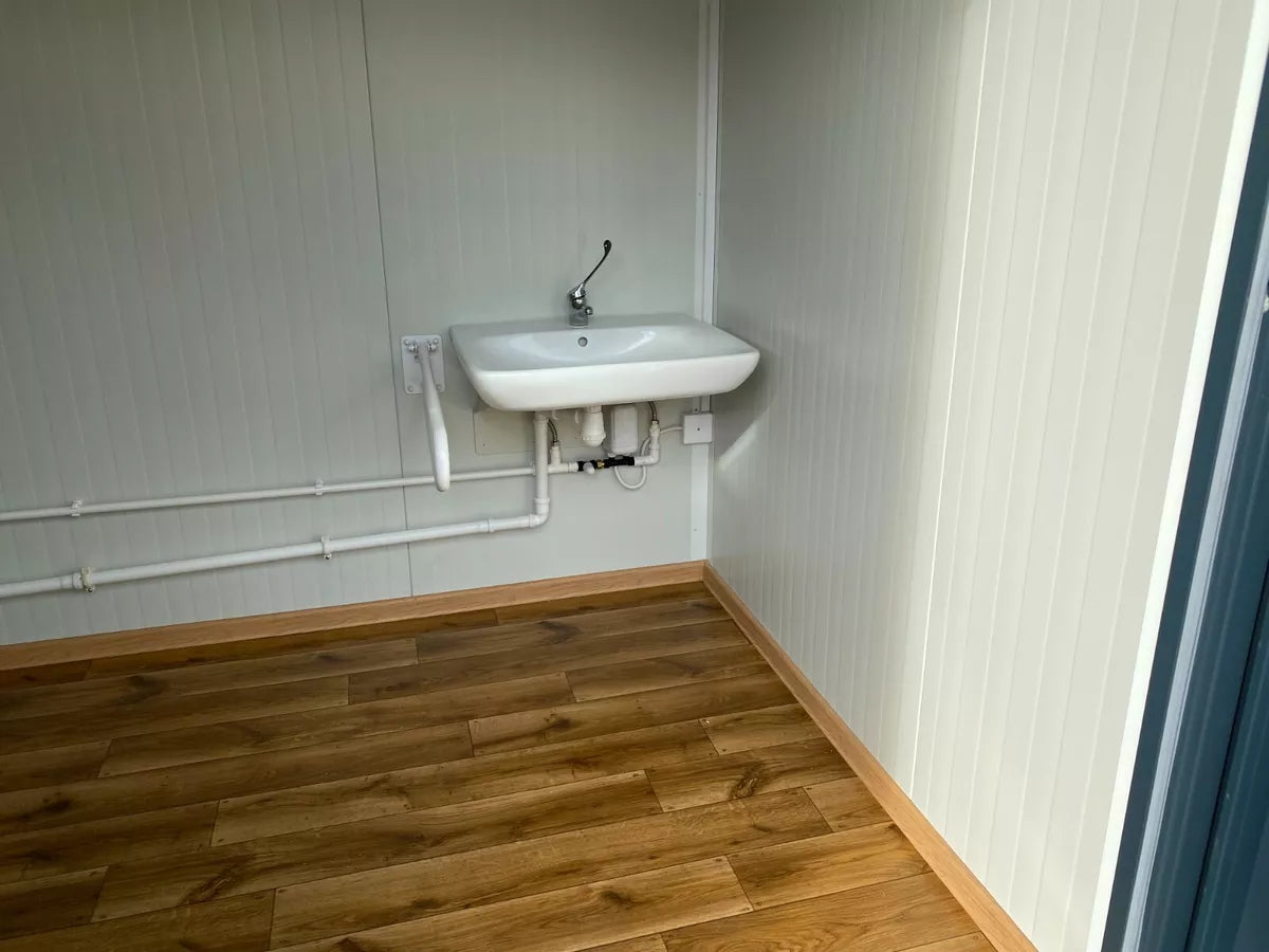 Módulo Sanitario Accesible con Rampa – WC Adaptado en Contenedor | Ref. 3907