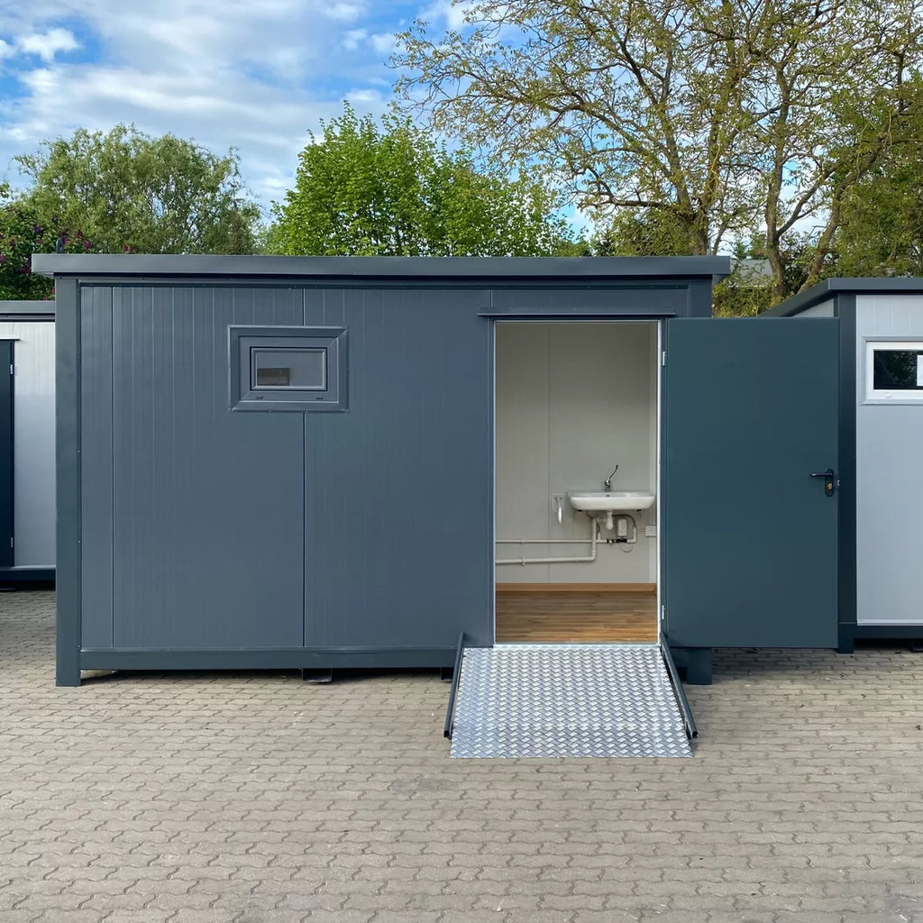 Módulo Sanitario Accesible con Rampa – WC Adaptado en Contenedor | Ref. 3907