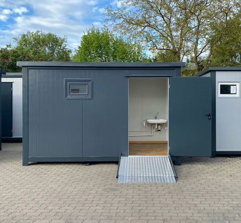 Módulo Sanitario Accesible con Rampa – WC Adaptado en Contenedor | Ref. 3907