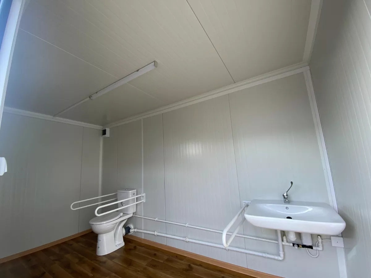 Módulo Sanitario Accesible con Rampa – WC Adaptado en Contenedor | Ref. 3907
