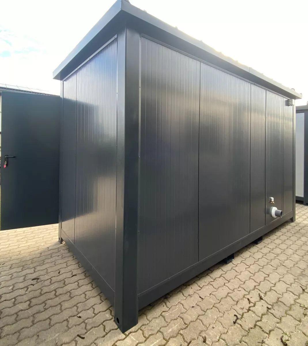 Módulo Sanitario Accesible con Rampa – WC Adaptado en Contenedor | Ref. 3907